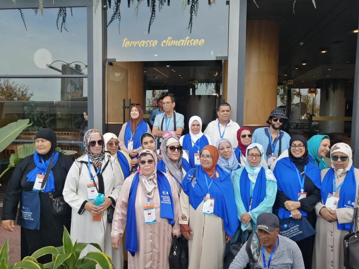 Groupe de pèlerins marocains Loyal Tours réunis à l'hôtel pendant leur voyage d'Omra