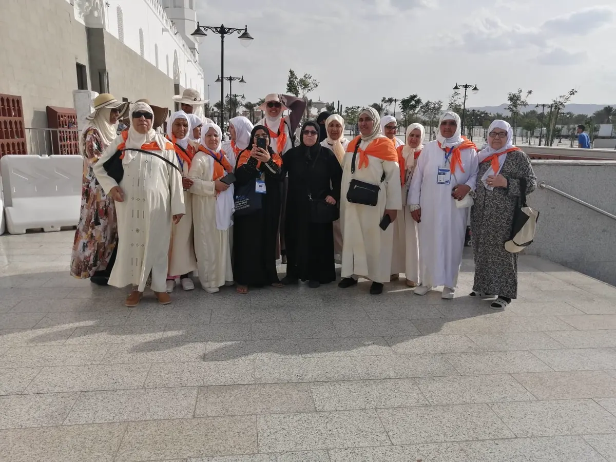 Groupe de pèlerins marocains en Omra avec Loyal Tours devant la Mosquée du Prophète à Médine