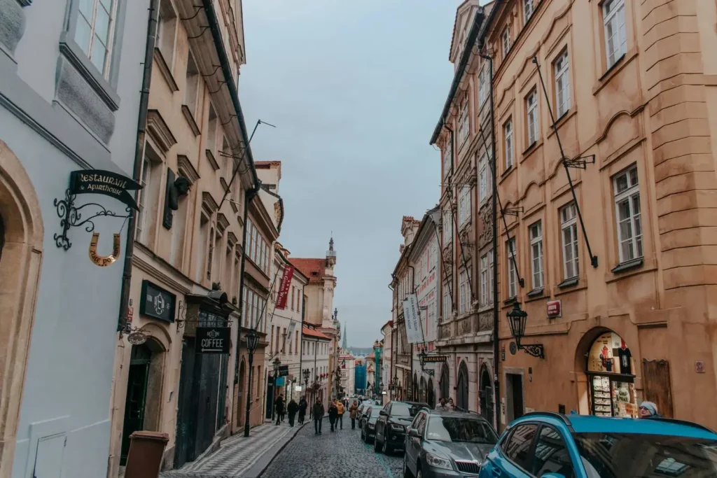 Les ruelles pavées à Prague