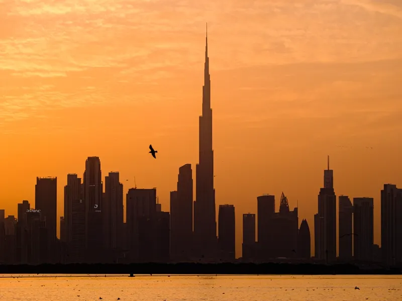 Skyline de Dubaï et Burj Khalifa au coucher du soleil, formule Omra plus Dubaï Loyal Tours
