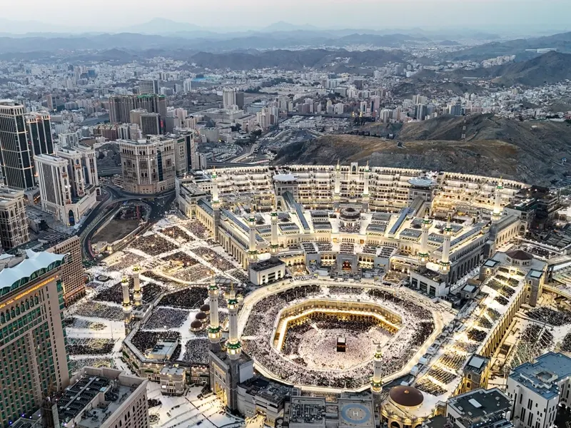 Vue aérienne de la Grande Mosquée et de la Kaaba à La Mecque, départs Omra d'Été Loyal Tours