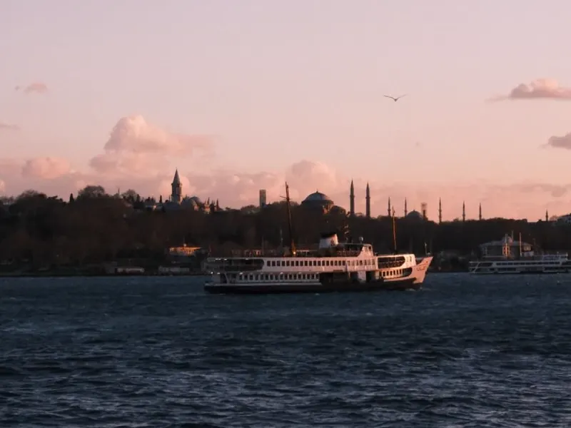Bosphore et silhouette des mosquées d'Istanbul au coucher du soleil, formule Omra plus Istanbul Loyal Tours