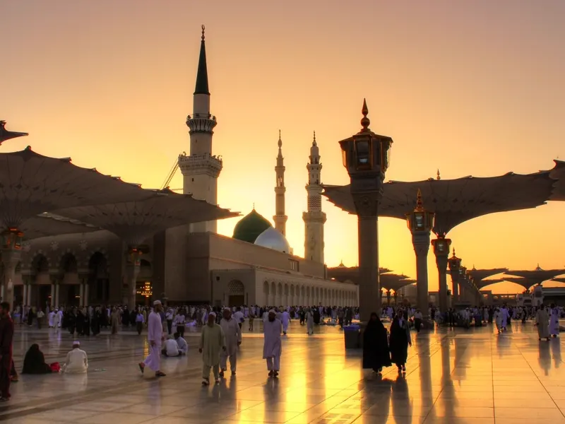 Mosquée du Prophète à Médine au coucher du soleil, départ Omra Mawlid An-Nabawi Loyal Tours