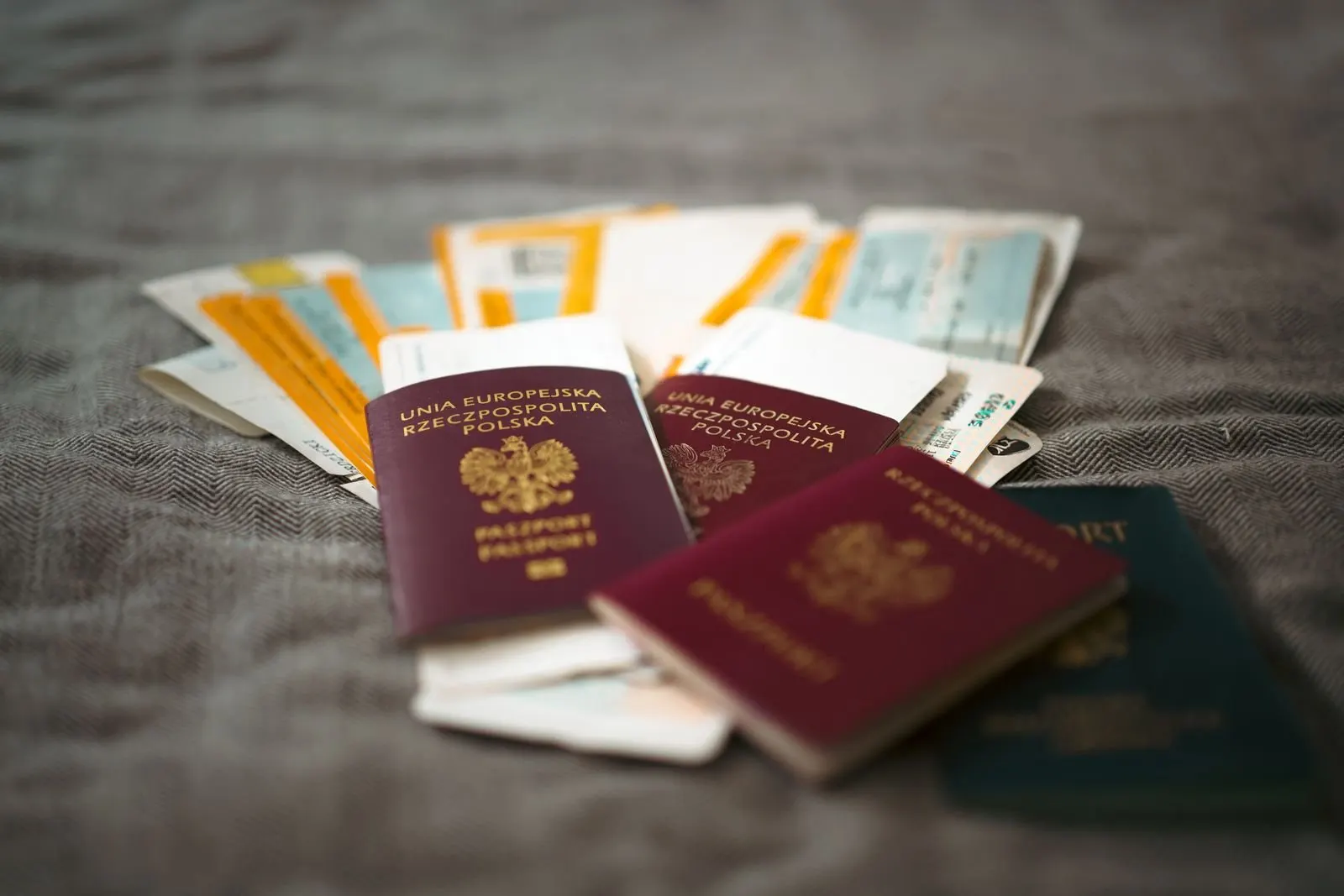 Passeport et documents préparés pour un départ Omra