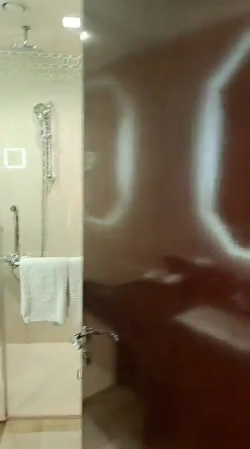 Visite d'une chambre d'hôtel confortable réservée par Loyal Tours pendant le voyage d'Omra