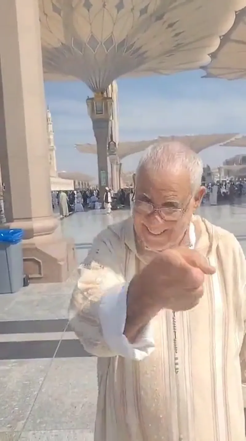 Témoignage d'un pèlerin marocain devant la Mosquée du Prophète à Médine, voyage Omra Loyal Tours