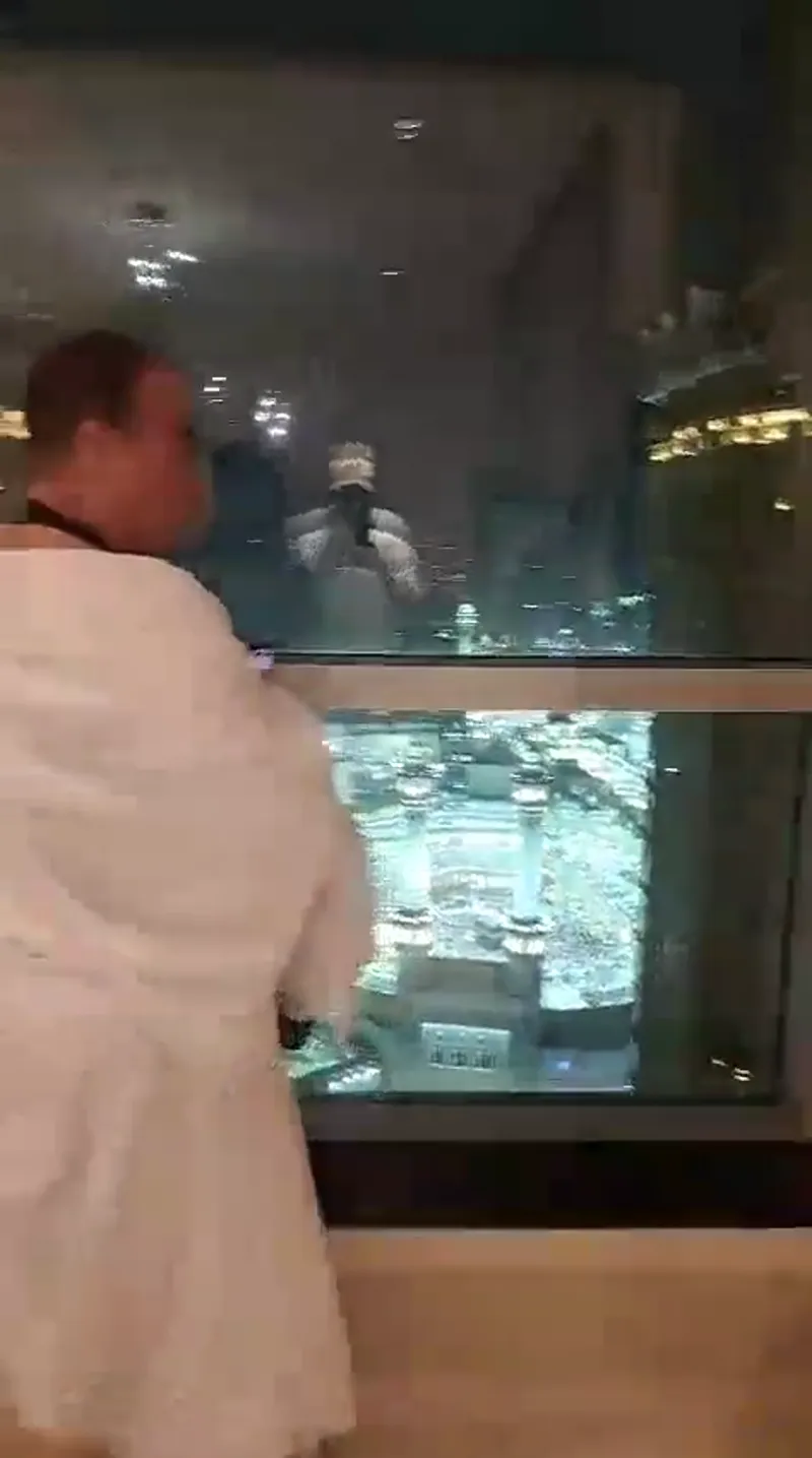 Pèlerins Loyal Tours avec vue directe sur la Kaaba depuis leur chambre d'hôtel à La Mecque